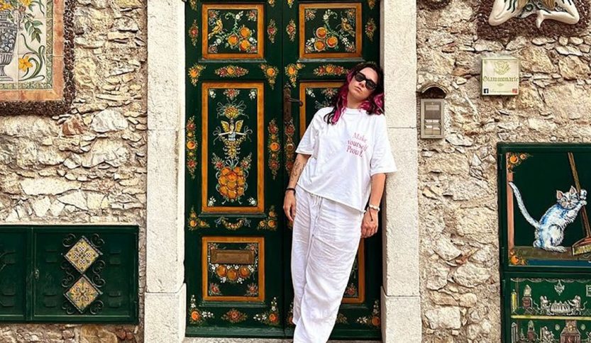 Asteria davanti a una porta