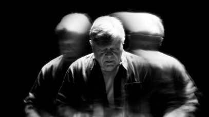 Beppe Carletti su sfondo nero