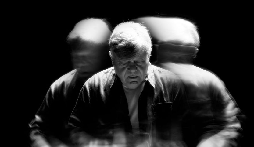 Beppe Carletti su sfondo nero