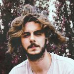 Davide Barbieri con dietro degli alberi