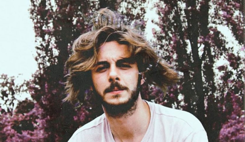 Davide Barbieri con dietro degli alberi