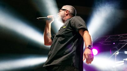 Frankie hi-nrg mc durante un concerto