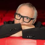 Giorgio Panariello tra le poltrone di un teatro