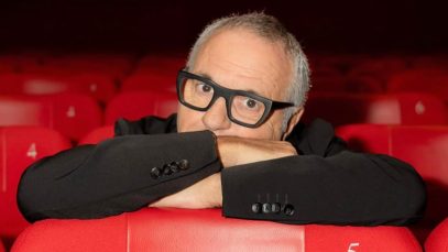 Giorgio Panariello tra le poltrone di un teatro