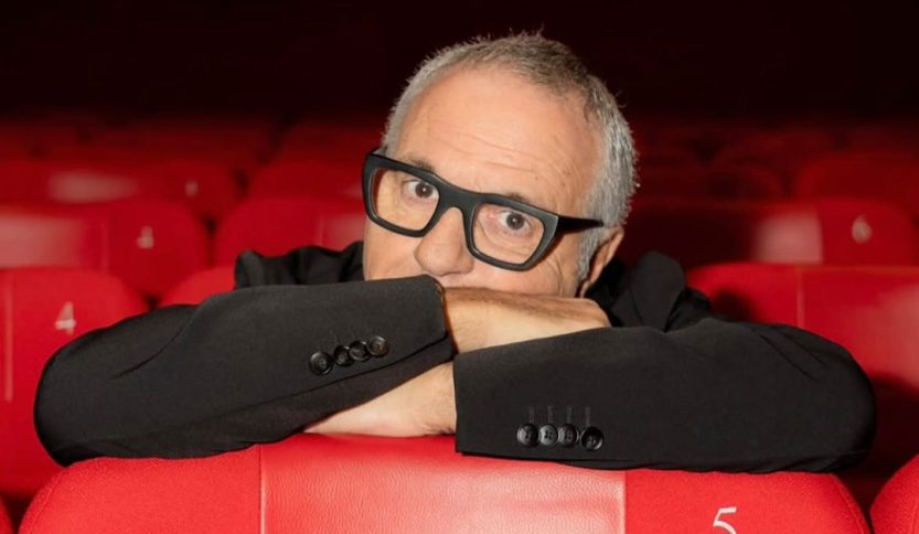 Giorgio Panariello tra le poltrone di un teatro