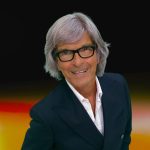 Foto di Roberto Alessi su sfondo colorato