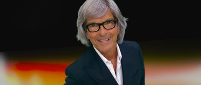 Foto di Roberto Alessi su sfondo colorato