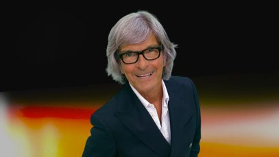 Foto di Roberto Alessi su sfondo colorato