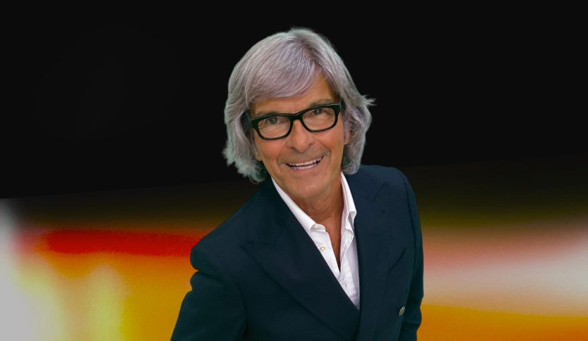 Foto di Roberto Alessi su sfondo colorato