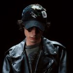 Caleydo con sfondo scuro e cappellino