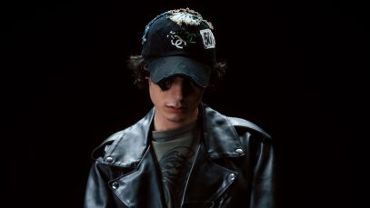 Caleydo con sfondo scuro e cappellino