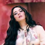 Carmen Consoli con sfondo rosso