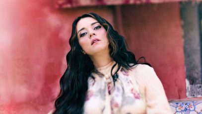 Carmen Consoli con sfondo rosso