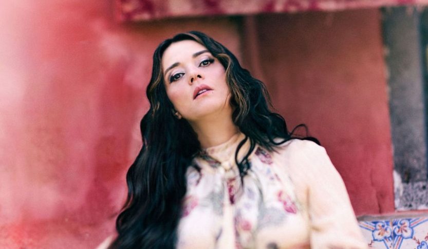 Carmen Consoli con sfondo rosso