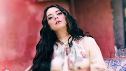 Carmen Consoli con sfondo rosso