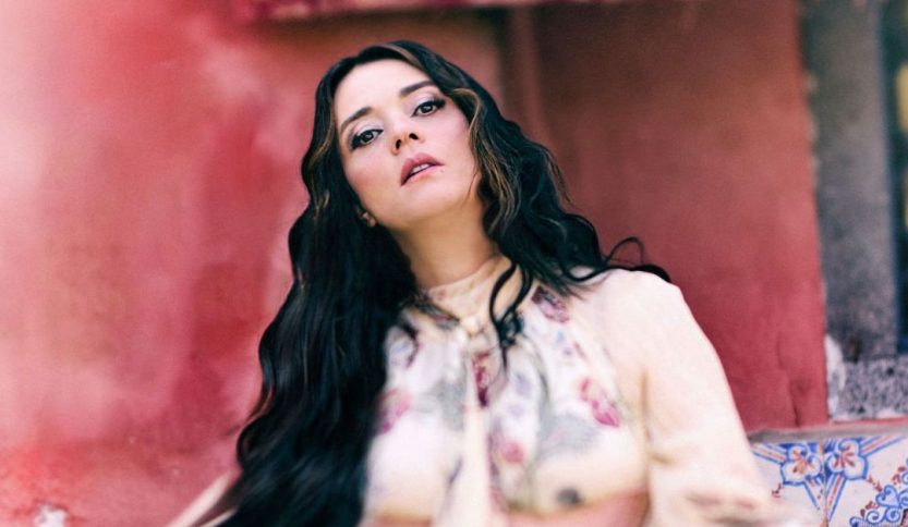 Carmen Consoli con sfondo rosso