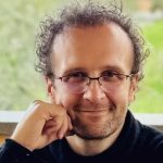 Edoardo Stoppacciaro in posa con sfondo verde