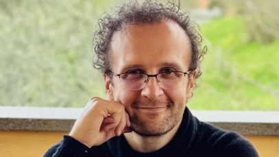 Edoardo Stoppacciaro in posa con sfondo verde