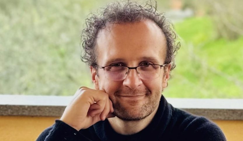 Edoardo Stoppacciaro in posa con sfondo verde