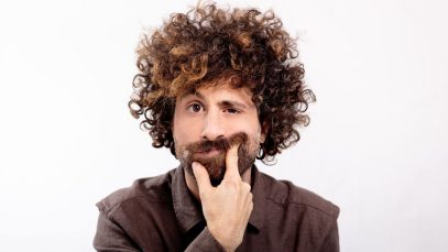 Gio Evan con sfondo grigio