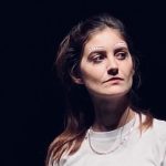 Giorgia Brunori a teatro con sfondo nero