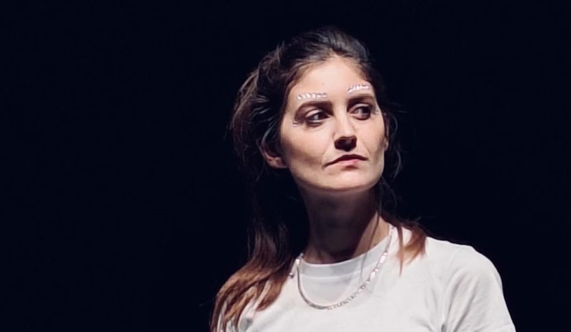 Giorgia Brunori a teatro con sfondo nero