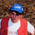 Giovanni Ti Amo nel deserto con un cappellino blu