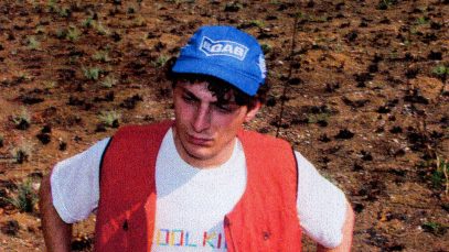Giovanni Ti Amo nel deserto con un cappellino blu