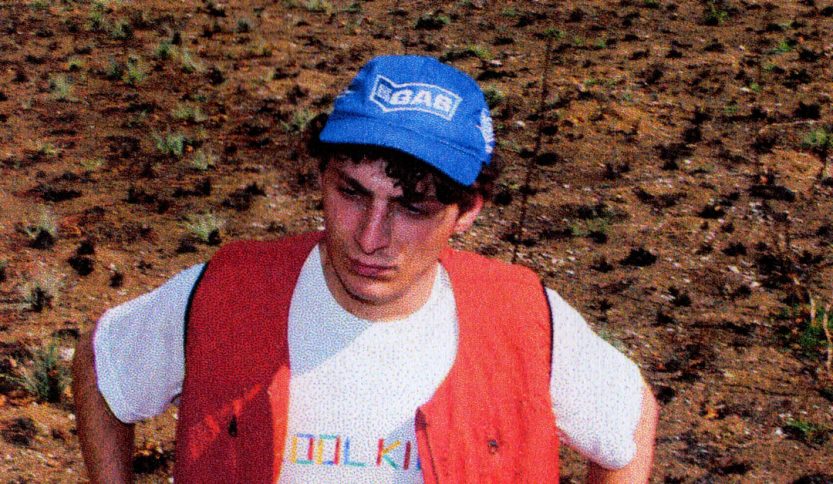 Giovanni Ti Amo nel deserto con un cappellino blu