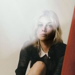 Mew con una tenda rossa