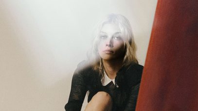 Mew con una tenda rossa