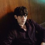 Rkomi contro una parete in legno