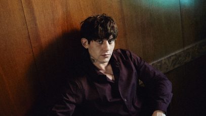 Rkomi contro una parete in legno