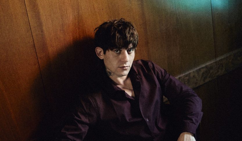 Rkomi contro una parete in legno