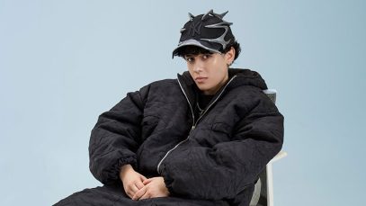 Senza Cri seduta su una sedia