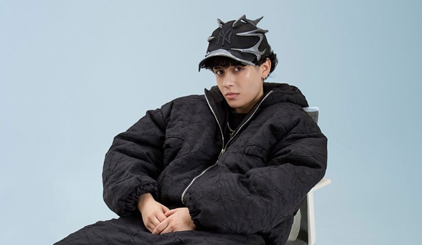 Senza Cri seduta su una sedia