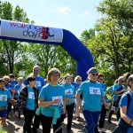 Persone camminano durante il walking day 2024