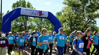 Persone camminano durante il walking day 2024