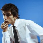 Alex Wyse con cravatta e sfondo azzurro