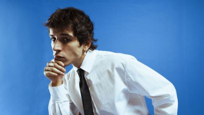 Alex Wyse con cravatta e sfondo azzurro