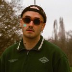 Amsi con un cerotto e occhiali da sole