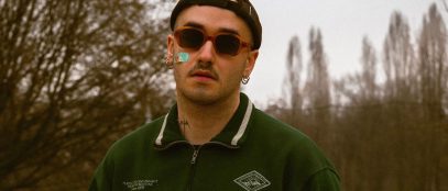 Amsi con un cerotto e occhiali da sole