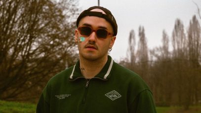 Amsi con un cerotto e occhiali da sole