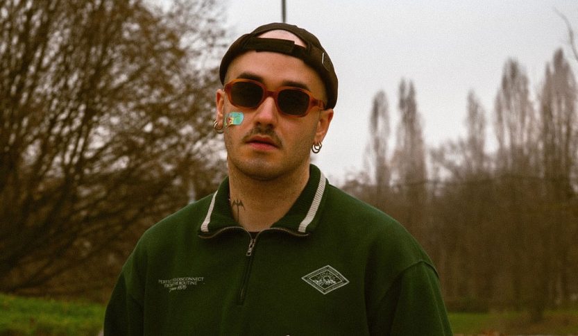 Amsi con un cerotto e occhiali da sole