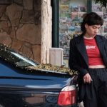 Anna And Vulkan accanto a una macchina