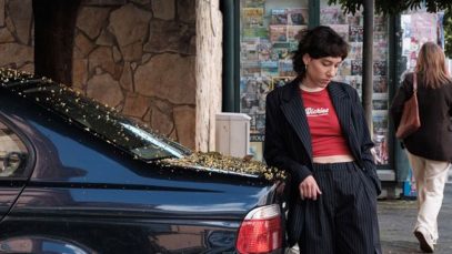 Anna And Vulkan accanto a una macchina