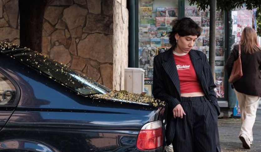 Anna And Vulkan accanto a una macchina