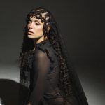 Diora Madama con sfondo nero e velo