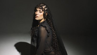 Diora Madama con sfondo nero e velo