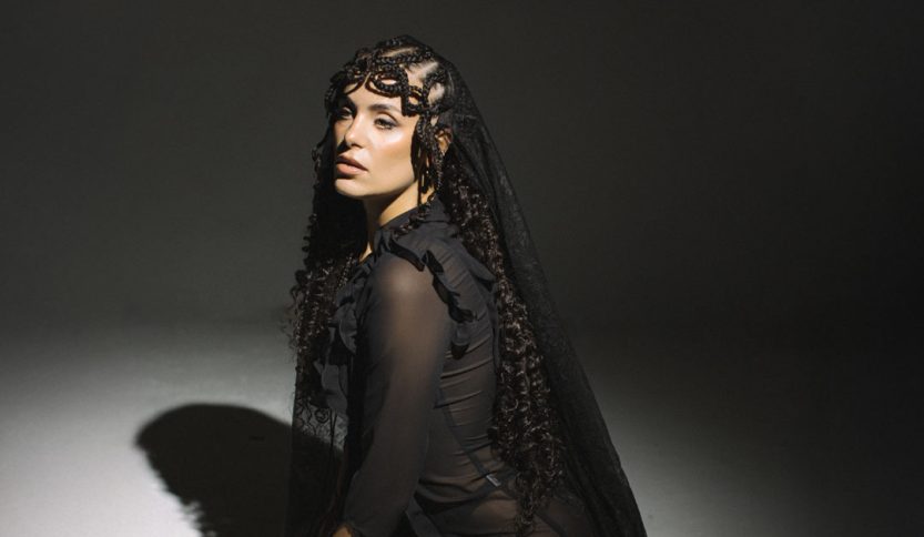 Diora Madama con sfondo nero e velo